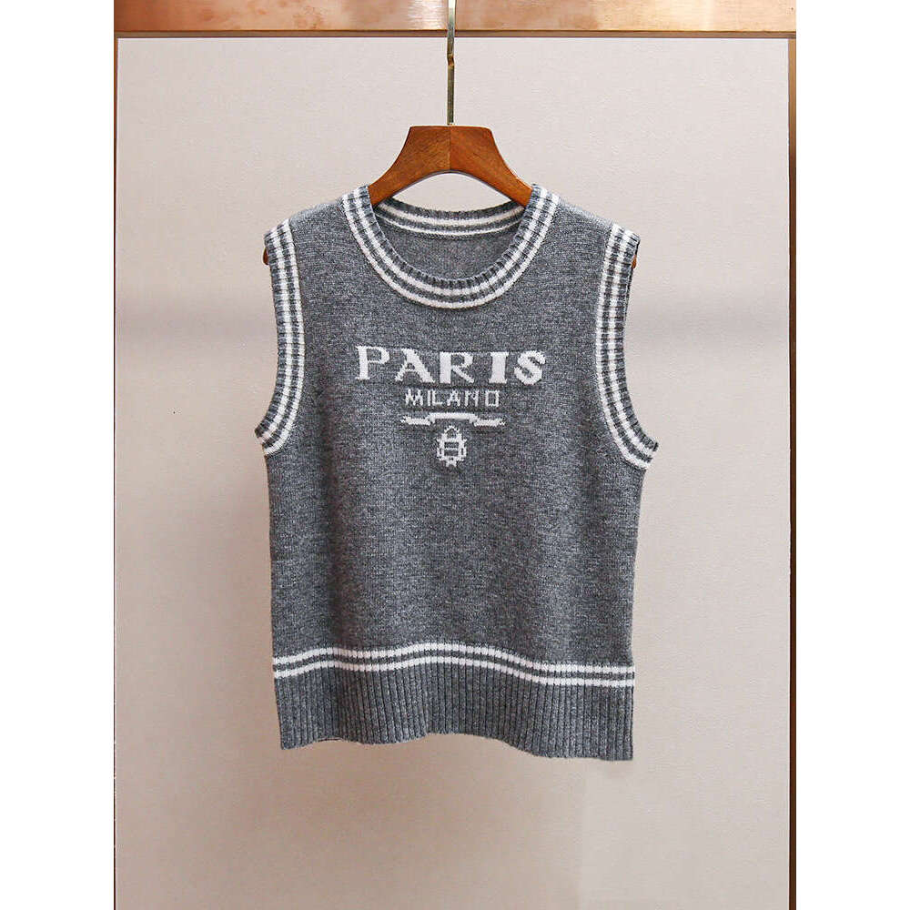 High-End Women's Fashion Color-Block Striped Round Neck Sleeveless Knitted Vest Top For Women