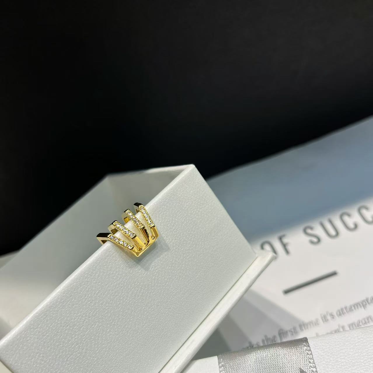 Sparkling Diamond Crown - Shaped Ear Cuffs, Light Luxury High - End Earrings for Non - Pierced Ears ver fade