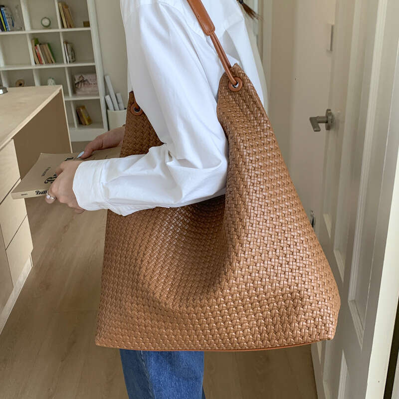2025 Autumn New Large Capacity Underarm Trendy Fashion Commuter Woven Shoulder Versatile Tote Bag