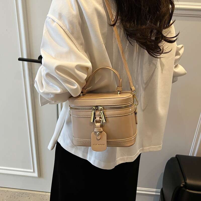 Casual Handheld Minimalist Box for Women 2025 Spring New Niche Fashion Versatile Small Square Trendy Shoulder Bag