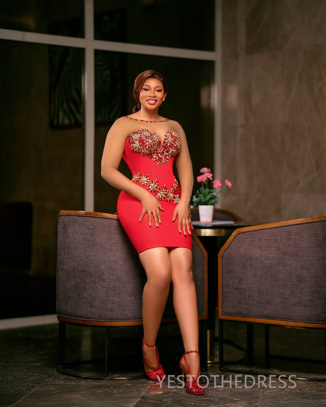 2025 Red Cocktail Dresses For Women Short Mini Dress Illusion Sheath Sheer Neck Appliqued Lace Rhinestones Crystal Homecoming Gown For Nigeria Black G