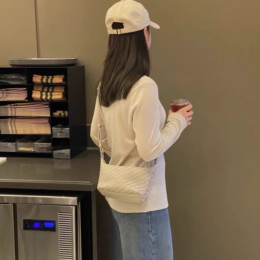 Designer Bag Handwoven Fashion Handheld Underarm Lunch Box Bag Versatile Soft Leather High-end Niche Design Single Shoulder Crossbody Bag Luxury Bag F