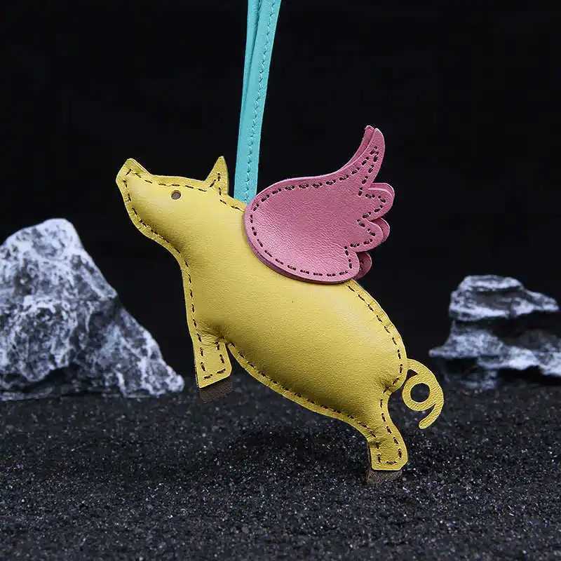 Flying Wing Pig Bag Pendant Handcraft Sewn Leather Bagpack Decoration Vintage Car Keychain Bag Pendant Hanging Ornament S250814