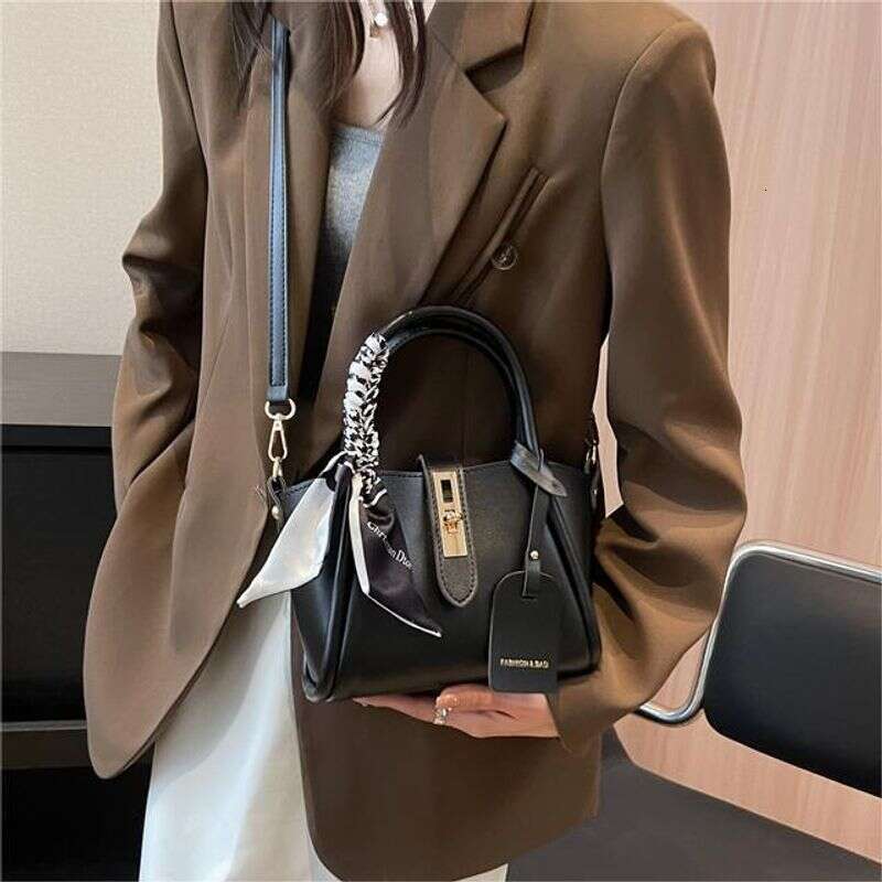2024 New Popular Bags This Year, Women's Stylish Versatile Hand-held Crossbody Bag, Korean Version, Niche Bucket Bag