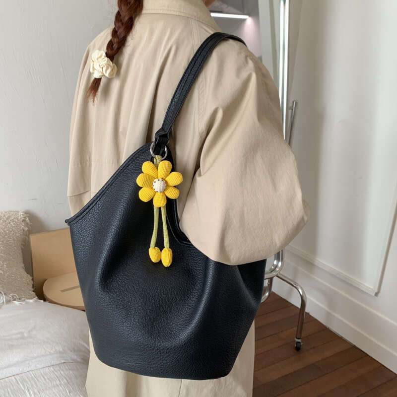 Autumn Casual Large Capacity Bucket for Women 2025 New Versatile Shoulder Soft Leather Commuter Tote Bag