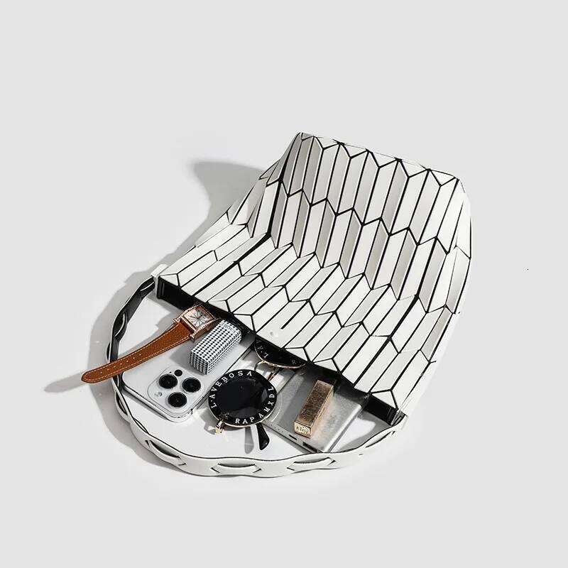 City Bag 2025 New Trendy Niche Design Geometric Rhombus Color Matching Bucket Versatile Portable Vegetable Basket Shoulder Armpit Bag