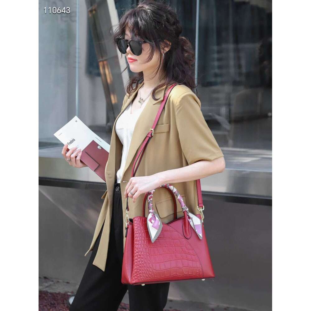 Guangzhou Crocodile Pattern 2023 New Handbag Women's Large Capacity Luxury Commuter Bag