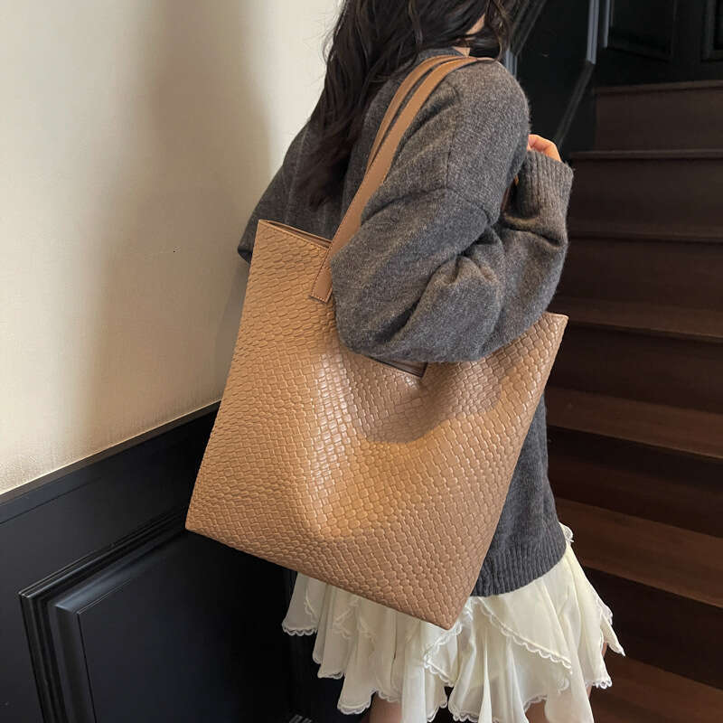 Large Capacity Bucket for Women 2025 New Underarm Casual Stylish Versatile Shoulder Commuter Tote Bag