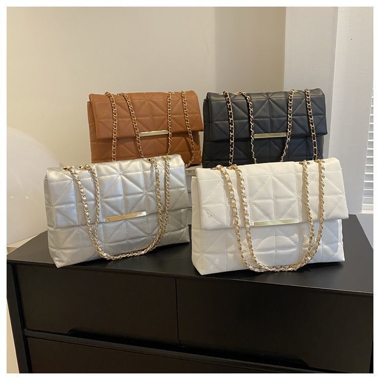 2025 new designer single shoulder crossbody bag with fashionable texture and quilted chain bag
