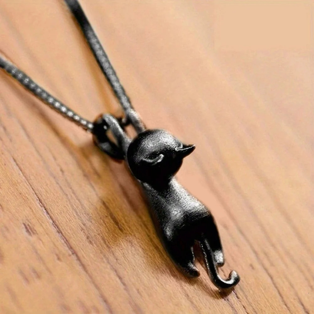 Cute Cat Necklace Black and White Animal Pendant Y2K Girl Neck Accessories Daily Wear Party Fashion Jewelry Fancy Gifts 250812