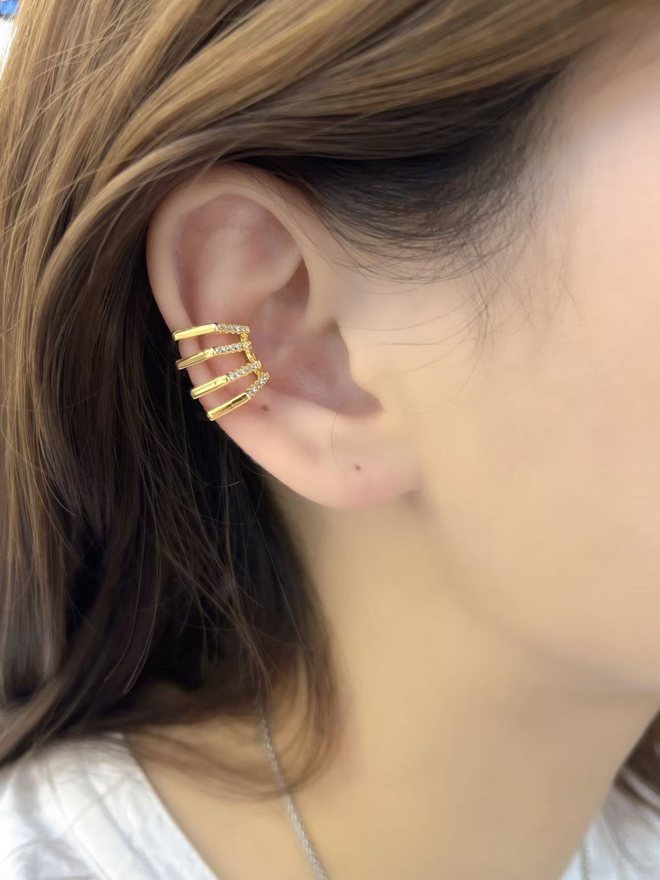 Sparkling Diamond Crown - Shaped Ear Cuffs, Light Luxury High - End Earrings for Non - Pierced Ears ver fade