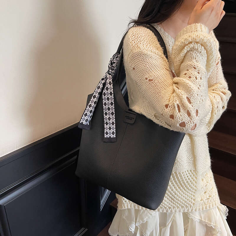 Underarm fashionable shoulder bag, mother and child bag with scarf decoration, high-quality synthetic leather, very suitable for fashionable women