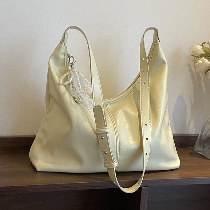 designer bag 2025 New Versatile Luxury bag Stylish Large Capacity Underarm Bag for Women Fashion Simple Niche Commuter Shoulder Crossbody Bag