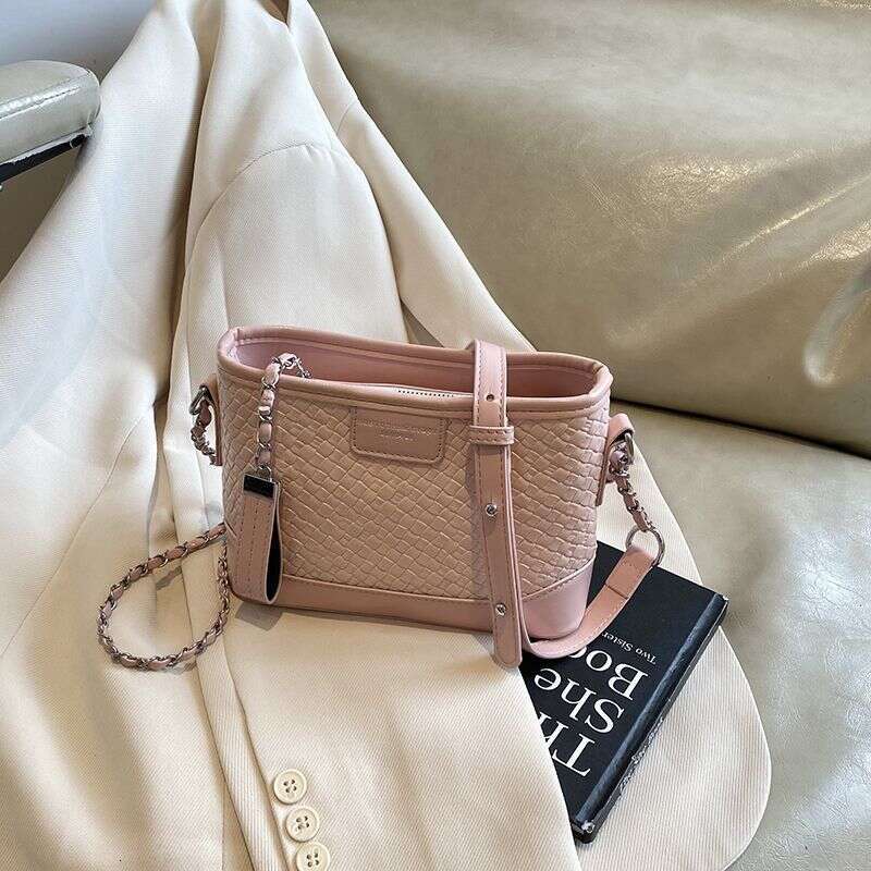 Quilted Chain 2025 For Women New Fashionable Versatile High-end Bucket Commuter Shoulder Crossbody Bag Light
