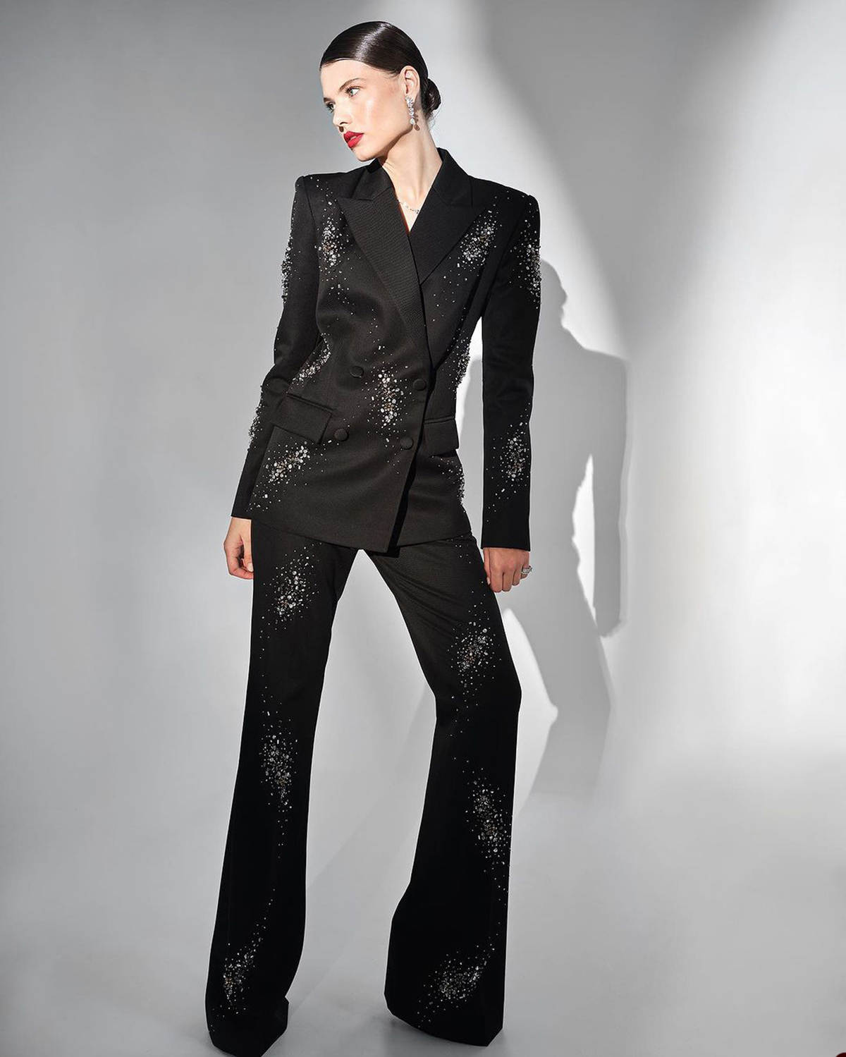 Classic 2 Pieces Women Suits Peaked Lapel Double Breasted Pants Sets Crystal Beading Formal Prom Occasion Customized Wear