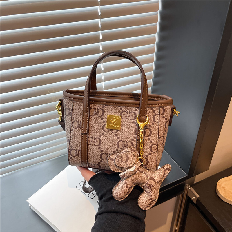 2025 New Women's Designer Fashion Basket Bag Women's Handbag High End Sense Single Shoulder Crossbody Bag Design High End Banquet Dress Bag 