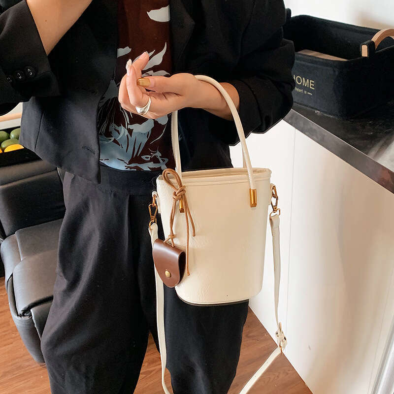 2025 New Niche Handbag High-Quality Texture Bucket for Women Simple Shoulder Casual Crossbody Bag