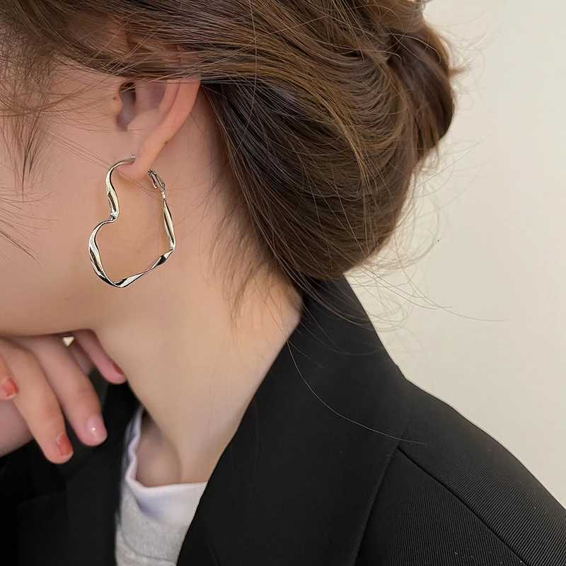 Minimalist Big Heart Hoop Earring for Women Unique Gold Color Wave Loop Ear Statement Party Jewelry Christmas Gift XJ250814