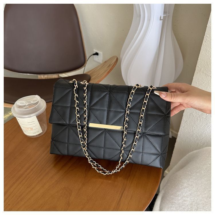 2025 new designer single shoulder crossbody bag with fashionable texture and quilted chain bag