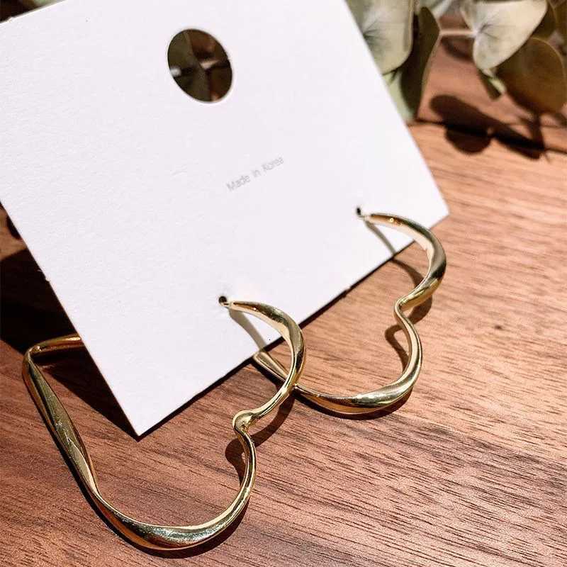 Minimalist Big Heart Hoop Earring for Women Unique Gold Color Wave Loop Ear Statement Party Jewelry Christmas Gift XJ250814
