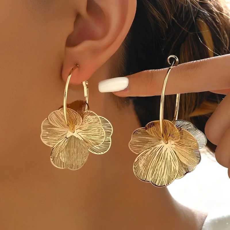Golden Double-Layer Hollow Flower Hoop Earring for Women Vintage Earrings Ideal for Daily Wear Jewelry Accessories XJ250814