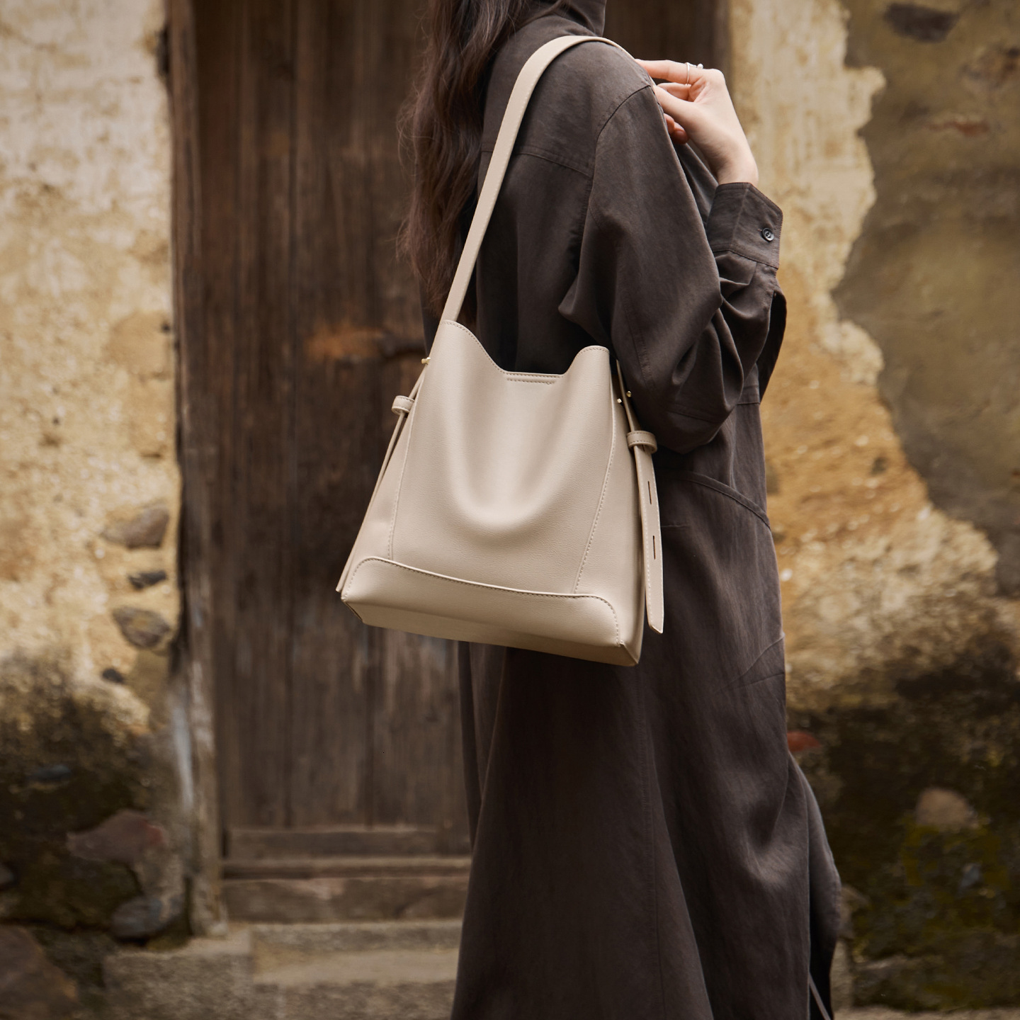 2025 new women's crossbody bag designer single shoulder large capacity commuting bucket bag