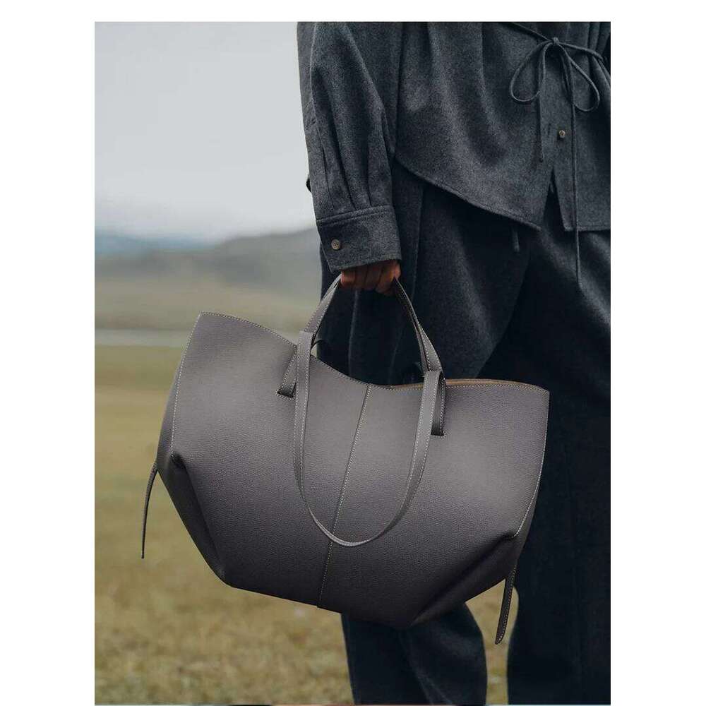 French fashion wing shopping shoulder set with makeup bag included