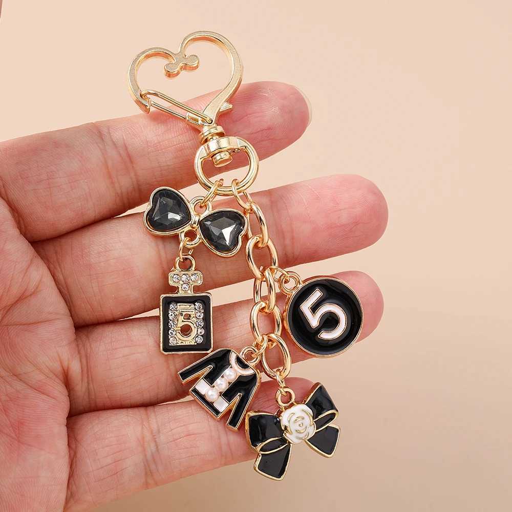 Aihua Brand Design Crystal Number 5 Bowknot Perfume High Heels Keychains for Women Handbag Pendant Keyrings Jewelry Gifts Y250814