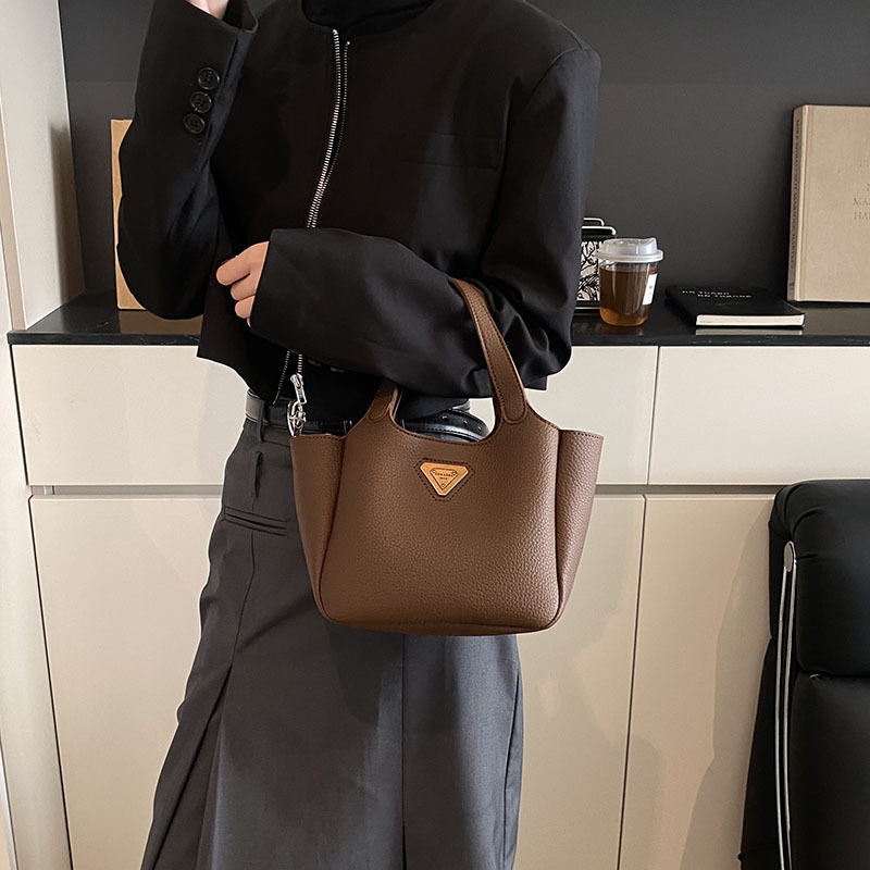 Urban Minimalist Women's Retro Bucket Bag Free Shipping Designer Large Capacity New Handbag Versatile Niche Single Shoulder Crossbody Bag Casual 
