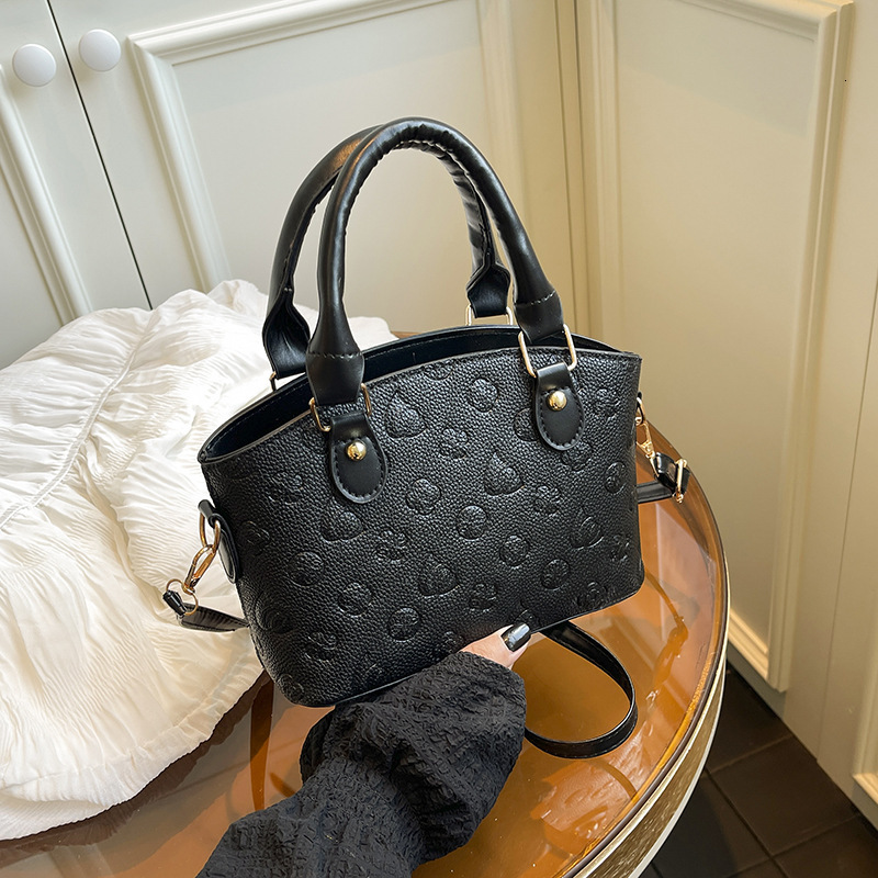 Luxury Brand Designer Bag 2025 New Fashion Large Capacity Women's Bag Fashionable Shoulder Bag For Girls Trendy Crossbody Commuter Bag