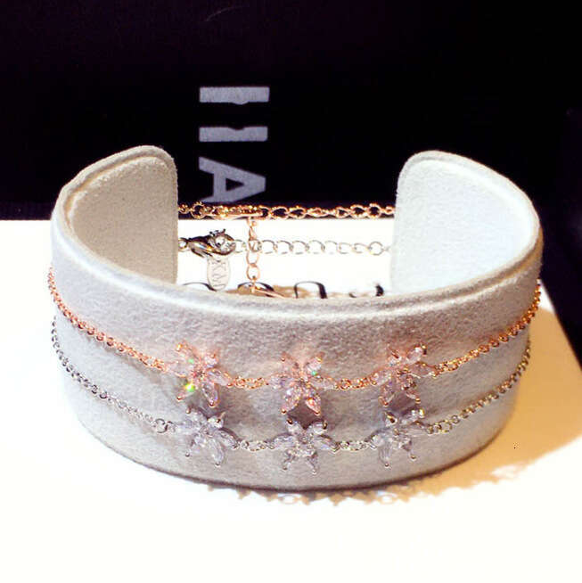 New Fashion Design Japanese and Korean Style Bracelet with Zircon Three Flowers Elegant Bangle Jewelry for Women S00318