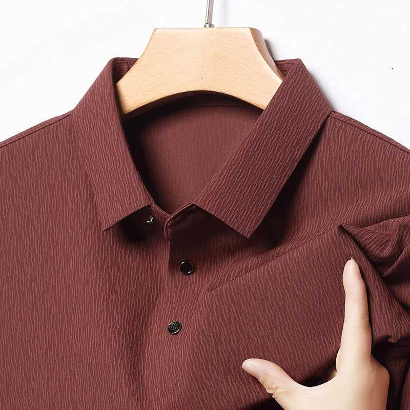 Light Luxury Seamless Short Sleeved T-shirt for Men in Summer 2025 Thin Ice Silk Cool Half Sleeved Top Casual Polo Shirt for Men XJ250804