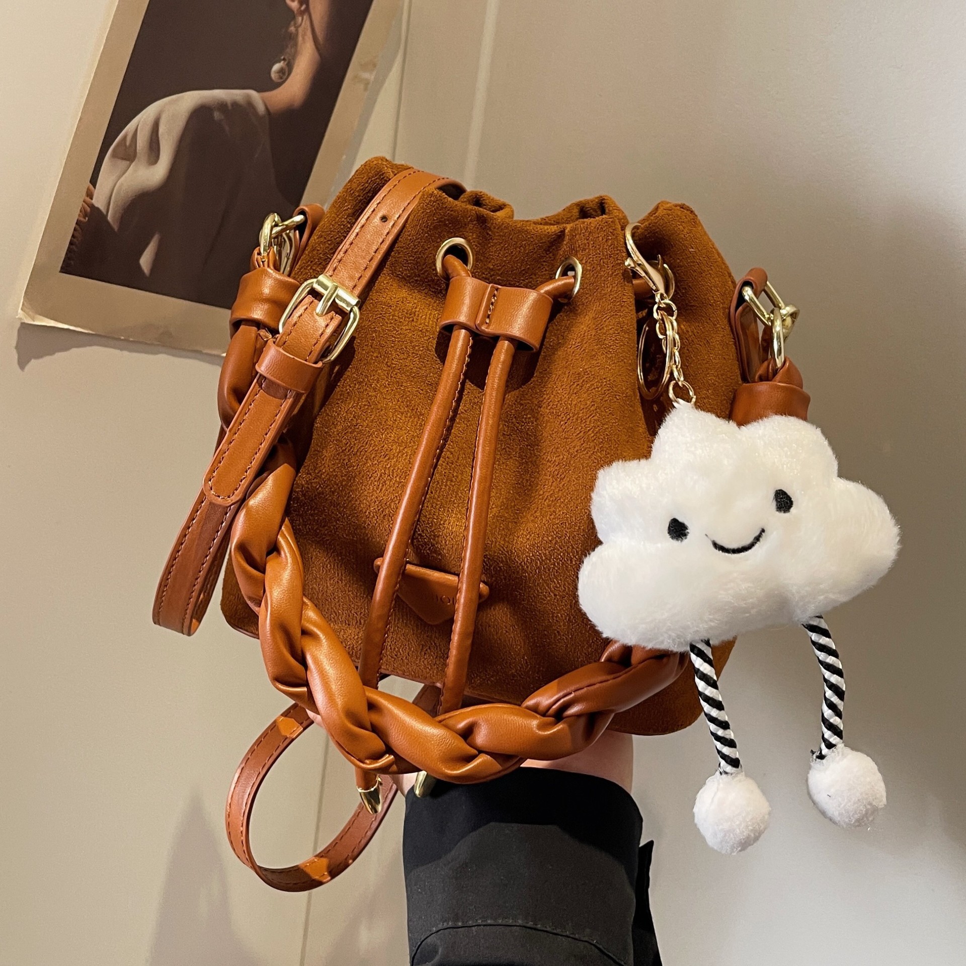 Trendy and niche fashion frosted drawstring design crossbody bag 2025 new style popular and versatile crossbody and hand - held bucket bag