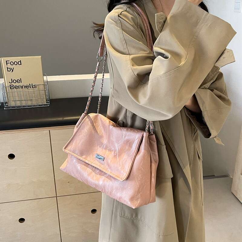 Korean version chain tote for women in 2024, new fashionable and versatile single shoulder crossbody bag, solid color