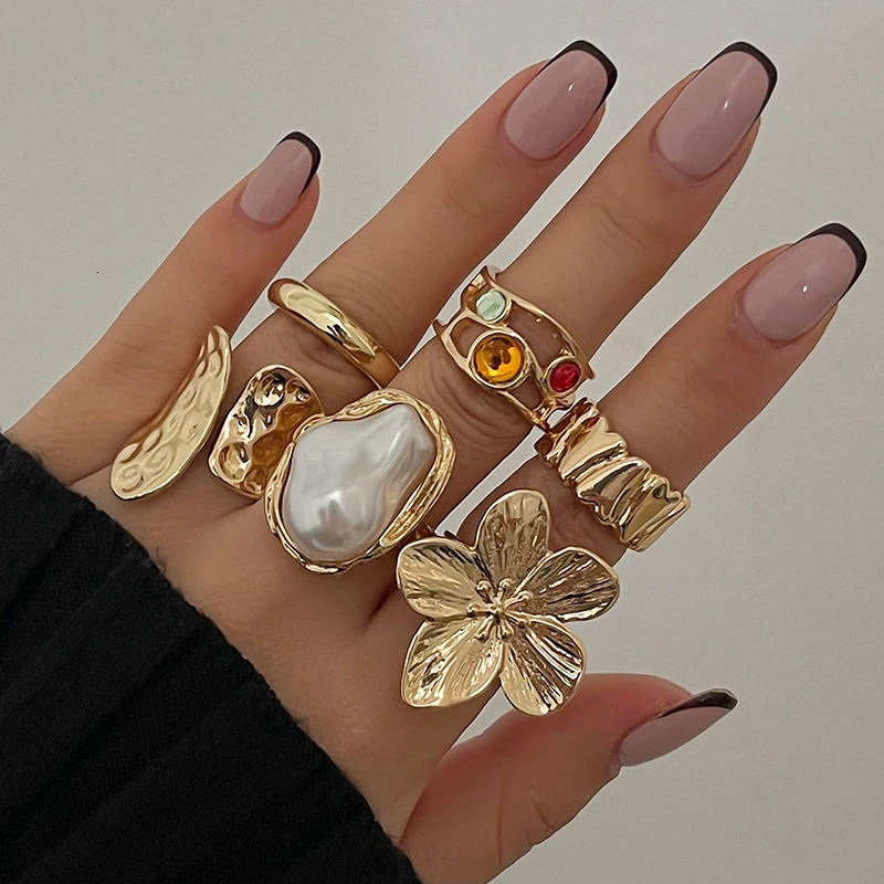 6Pcs Punk Exaggerated Metal Finger Rings Set for Women Men Vintage Flower Pearl Crystal Europe America Open Rings Jewelry 250811