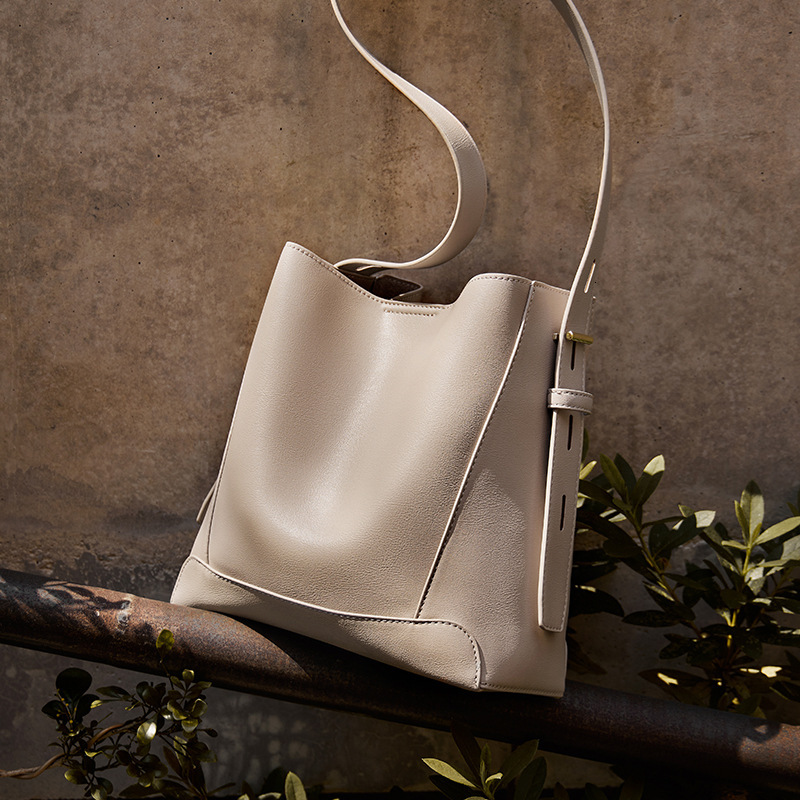 2025 new women's crossbody bag designer single shoulder large capacity commuting bucket bag