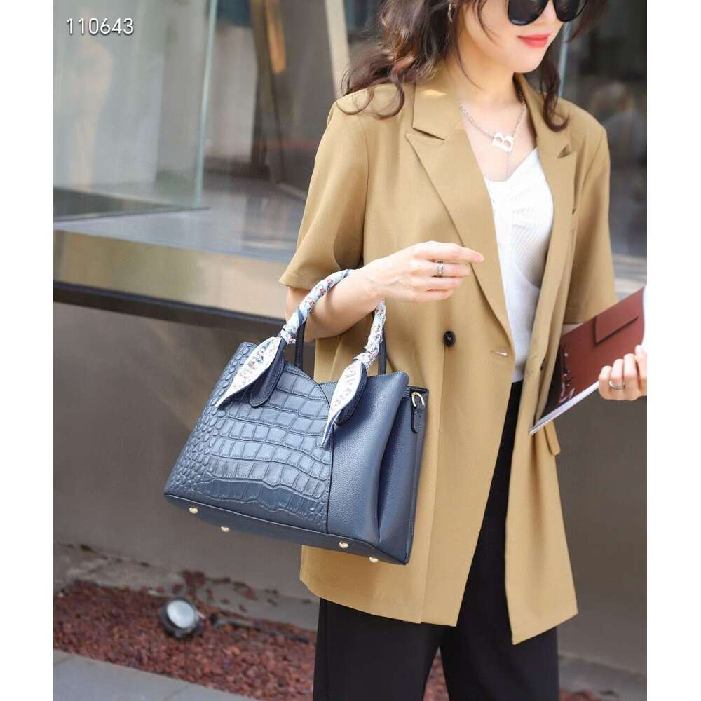 Guangzhou Crocodile Pattern 2023 New Handbag Women's Large Capacity Luxury Commuter Bag