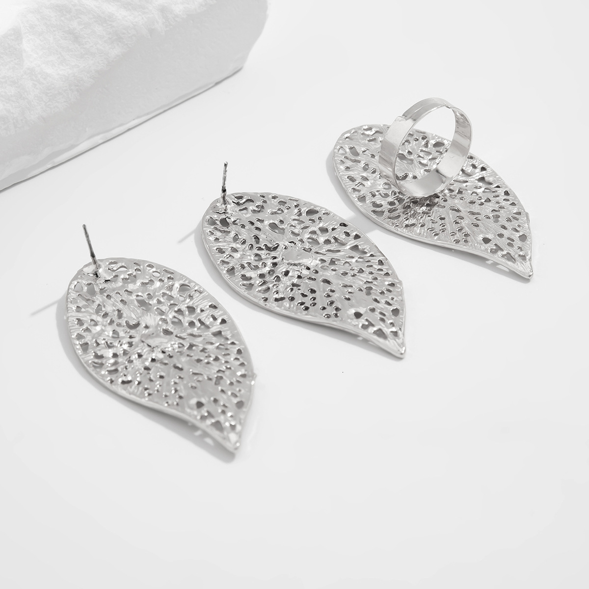 Ins Exaggerated Metal Style Wrinkled Imitation Pearl Earrings Personality Sweet Cool Line Earring Set ddmymoon