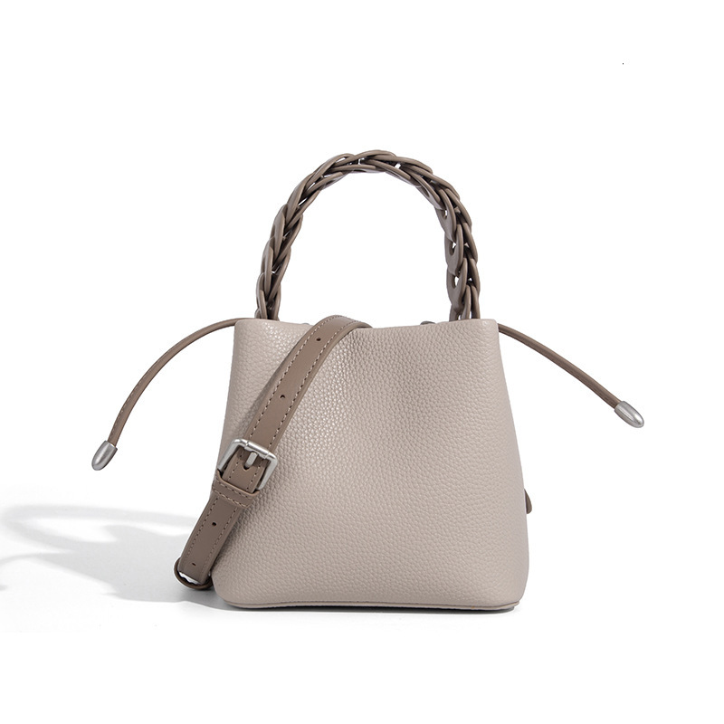 2025 new designer shoulder crossbody bag for women's niche commuting handbag