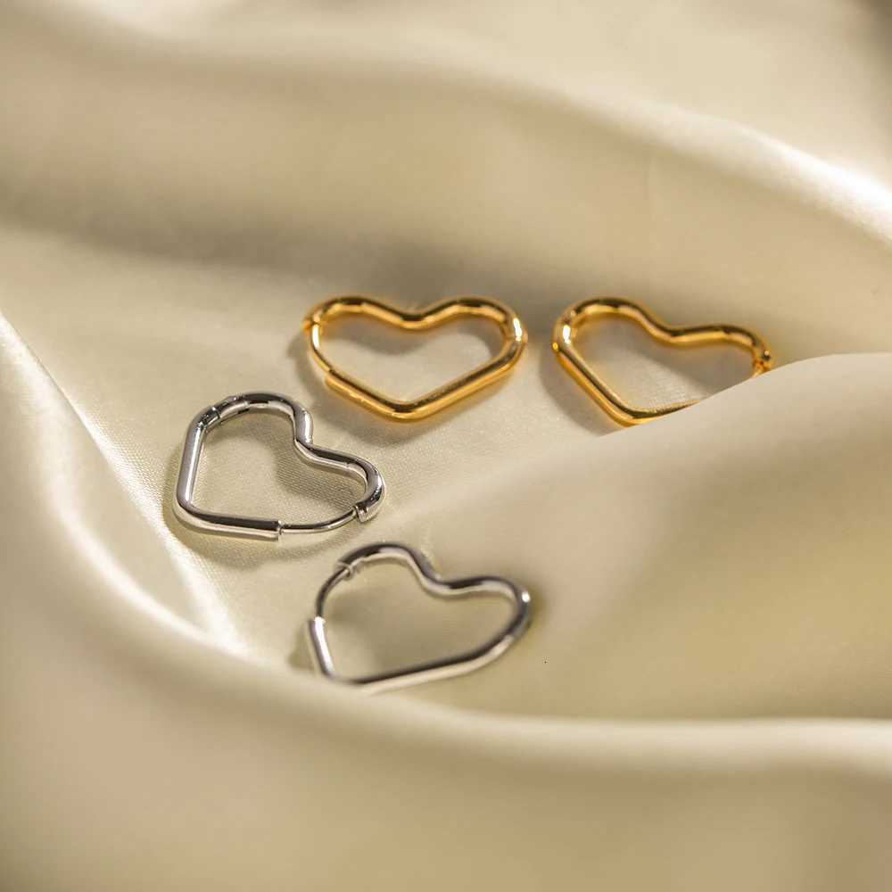 18k Gold Plated Stainless Steel Simple Heart Design Dainty Hoop Earrings Non Tarnish For Women XJ250814