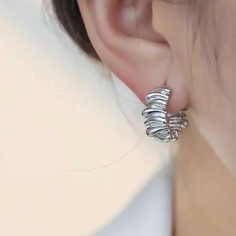 Personality Irregular Wavy Metal Hoop Earrings for Women Vintage Charm Gold Color Ear Buckle Hip Hop Jewelry Accessories Gift XJ250814