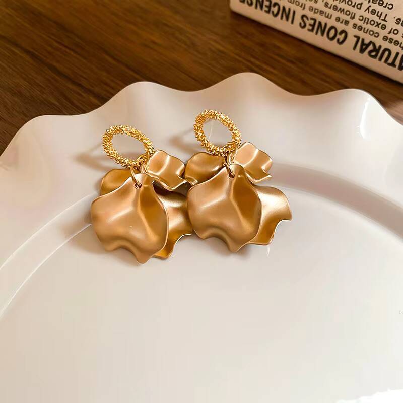 Women's Exaggerated Fashion Jewelry Sier Needle Floral Petal Acrylic Earrings