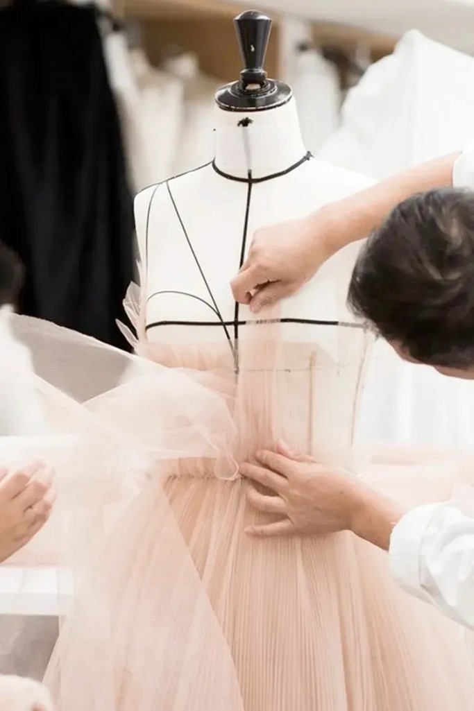 Customized Modern Mini Tulle Wedding Dress Illusion Long Sleeves Appliques Sexy Deep V-Neck Bridal Dress Simple Sweep Train 2025