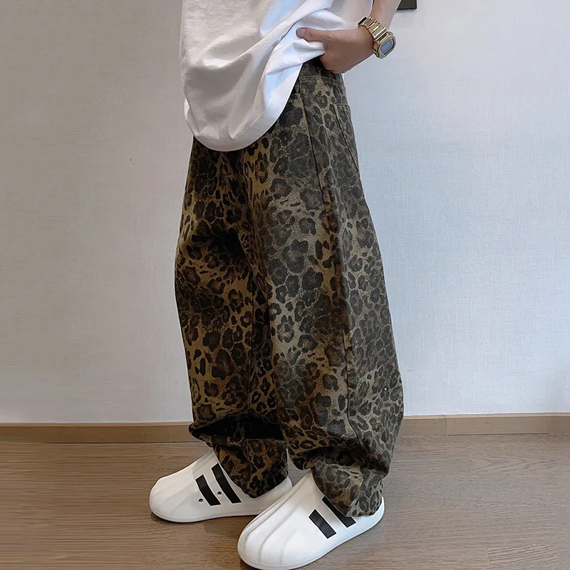 Men Loose Wide Leg Leopard Graphic Jeans Male Classic American Vintage Denim Pants Youth Daily Streetwear Denim Trousers 250813
