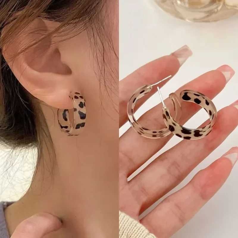 Acrylic Hoop Earrings Women 2024 New Fashion Stud Earrings Retro Trend Stud Earrings Women Trend Twist Elegant Hoop Earrings XJ250814