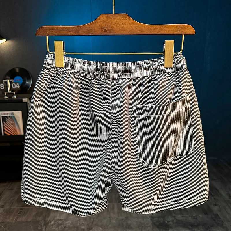 2025 Summer New Mens Beach Shorts Striped Printed Casual Trendy Sports Breathable Elastic Quarter Pants Y250814