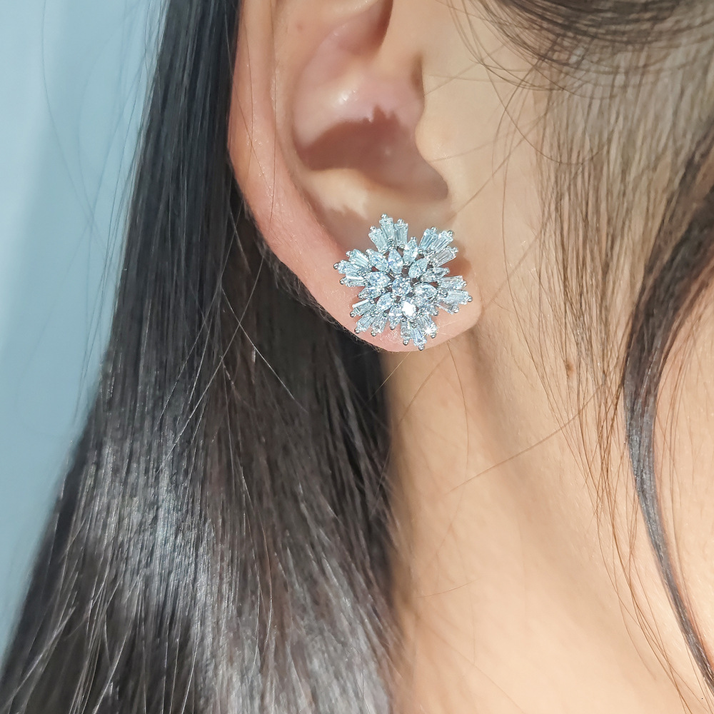 Star Korean and Japanese Style Christmas Snowflake Zircon for Women Sweet Student Earrings E7363