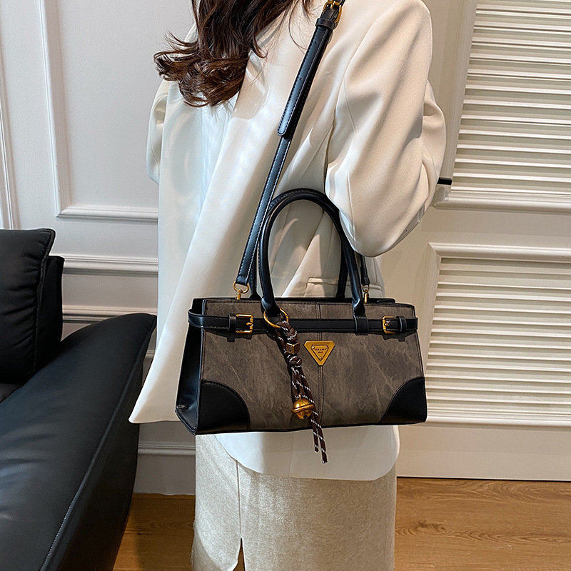 Fashionable Women's Large Capacity Handbag Free Shipping Designer New Spliced Shoulder Bag Luxurious Small Gold Label Belt Square Leisure Shoppin