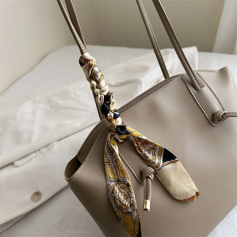 High-Quality Textured Luxury Single Shoulder Designer Bags Simple 2025 Tote Fashion New Versatile Large Capacity Commuting Class Bag