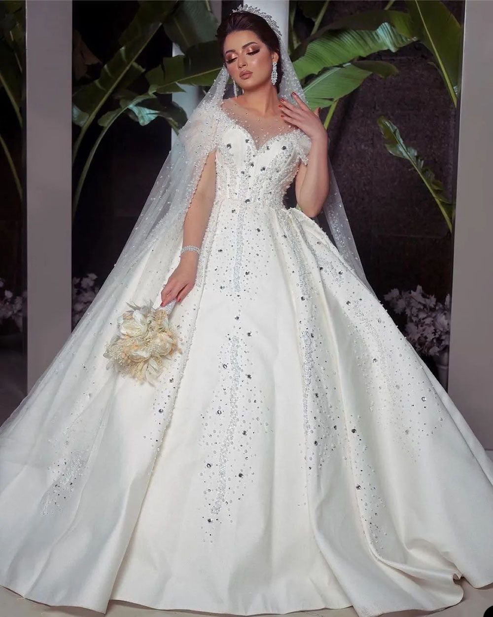 Classic A Line Women Wedding Dress Jewel Neck Sleeveless Bridal Gowns Crystal Pearls Beaded Sweep Train Dress Customized vestidos de novia